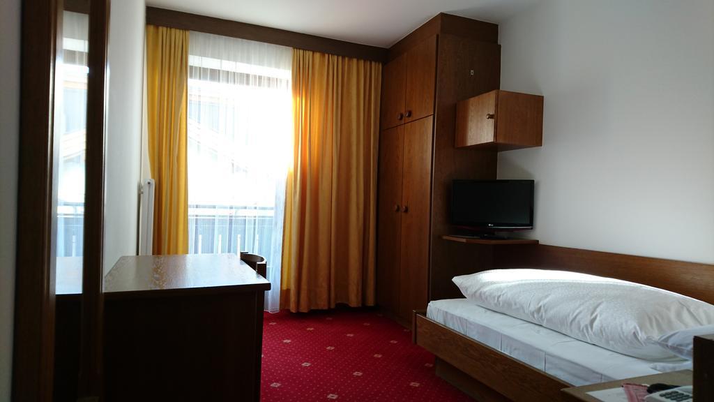 Hotel Urthaler Toblach Zimmer foto